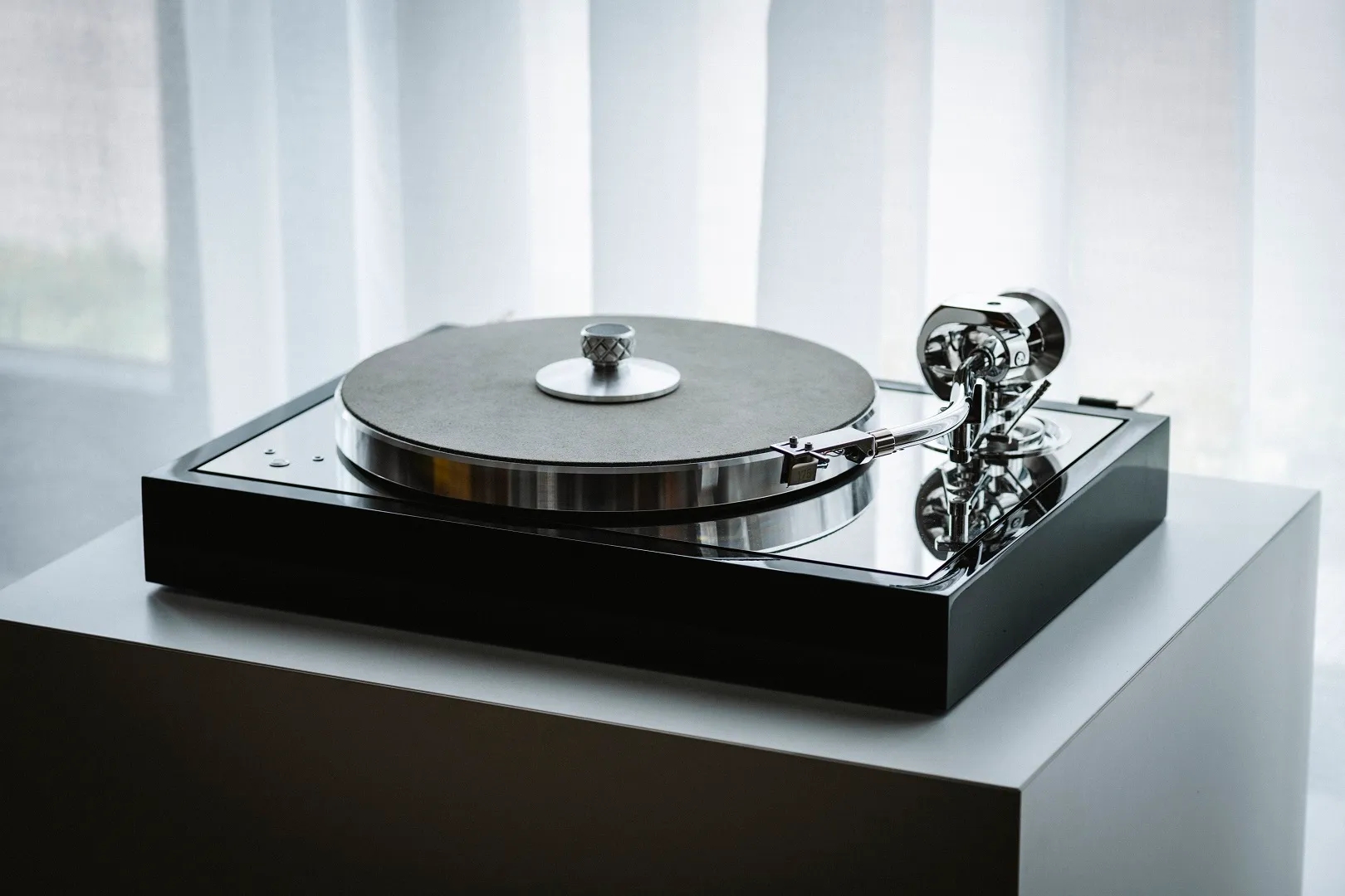 Audio_LAB_Pro-Ject_Audio_Classic_Reference_The-Classic-Reference-Piano-Silver-lifestyle-1.jpg