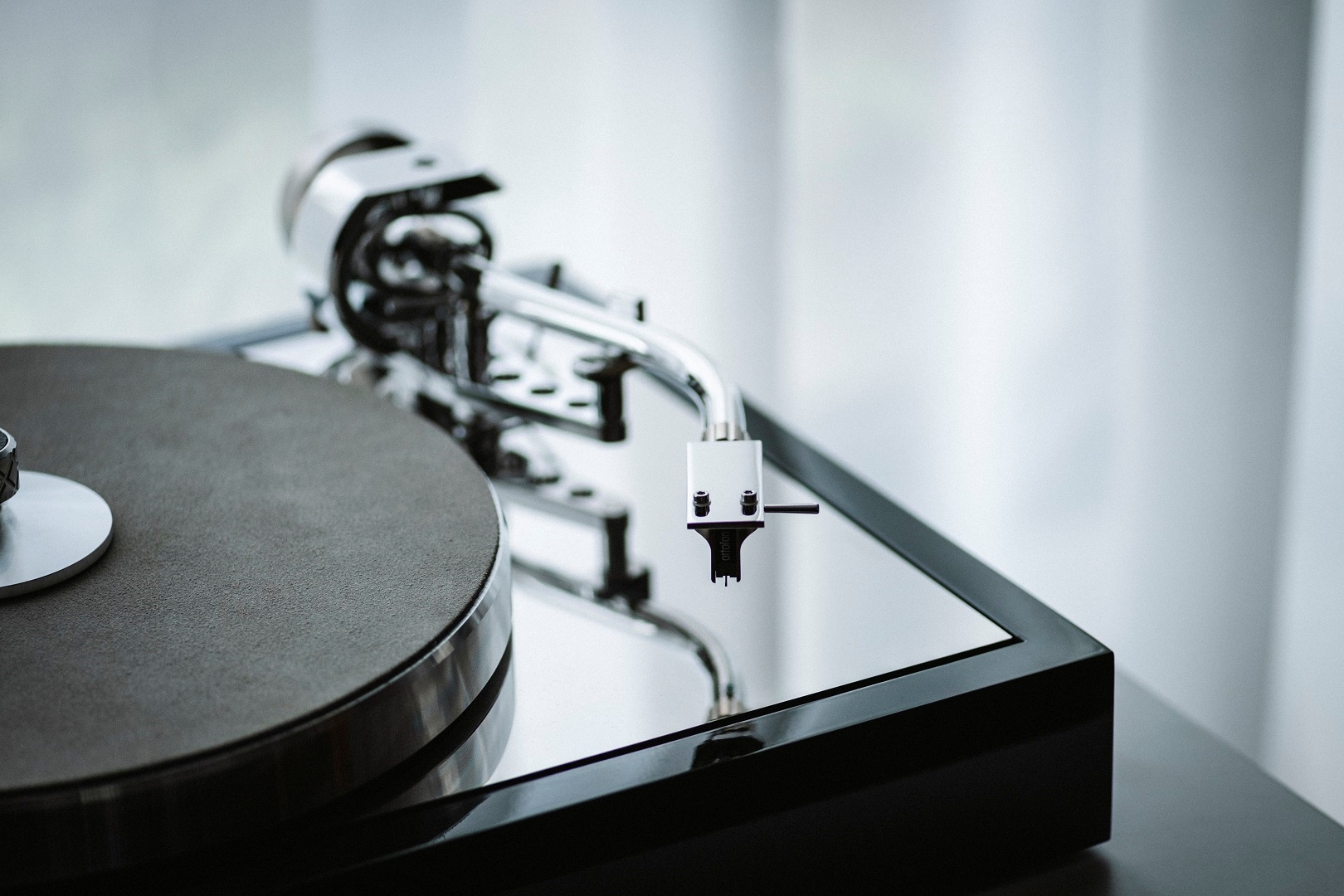 Audio_LAB_Pro-Ject_Audio_Classic_Reference_The-Classic-Reference-Piano-Silver-lifestyle-16.jpg