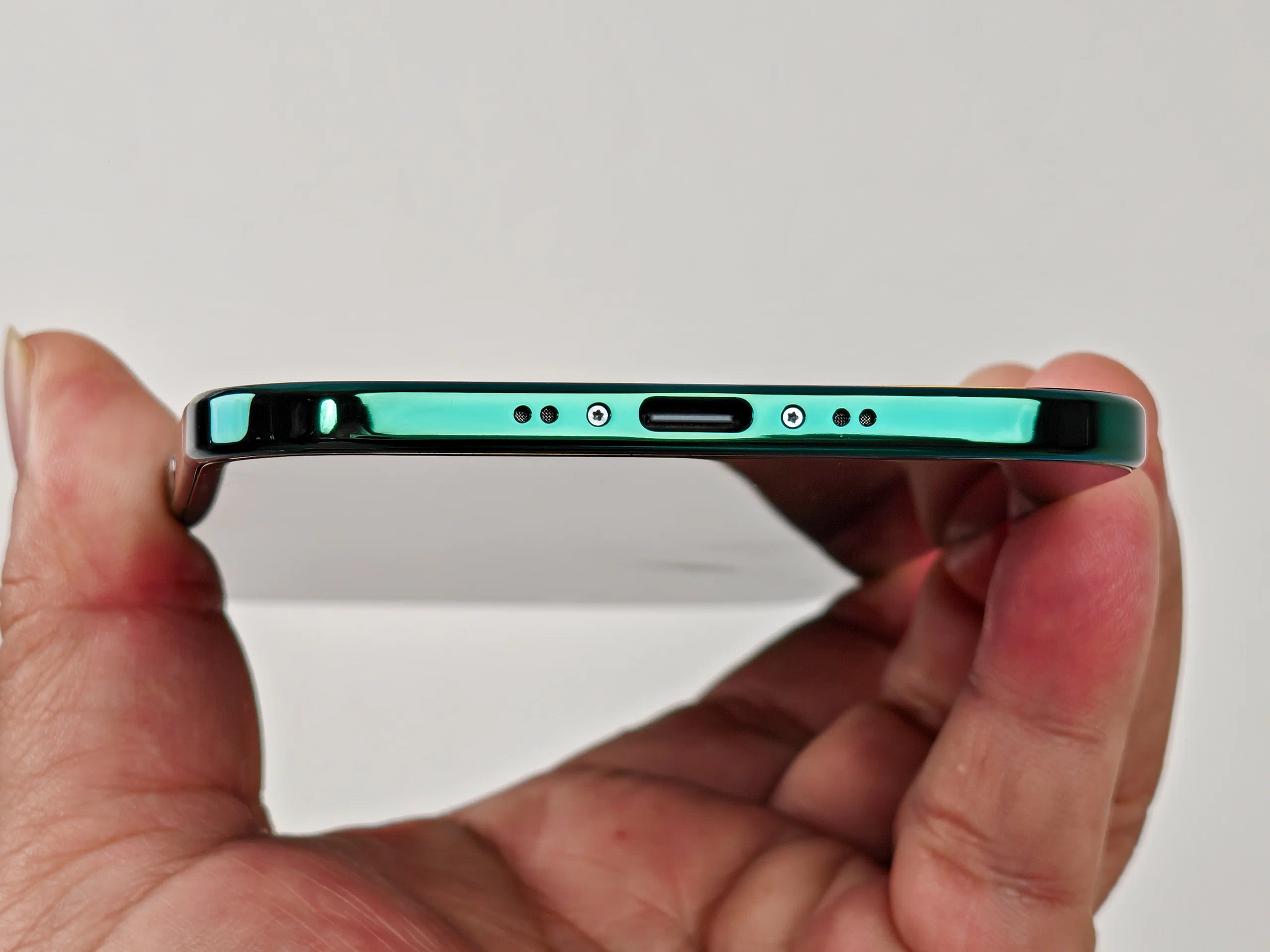 iPhone Air Aurora Emerald: 94 giờ chế tác thủ công tạo nên tuyệt phẩm độc bản thế giới