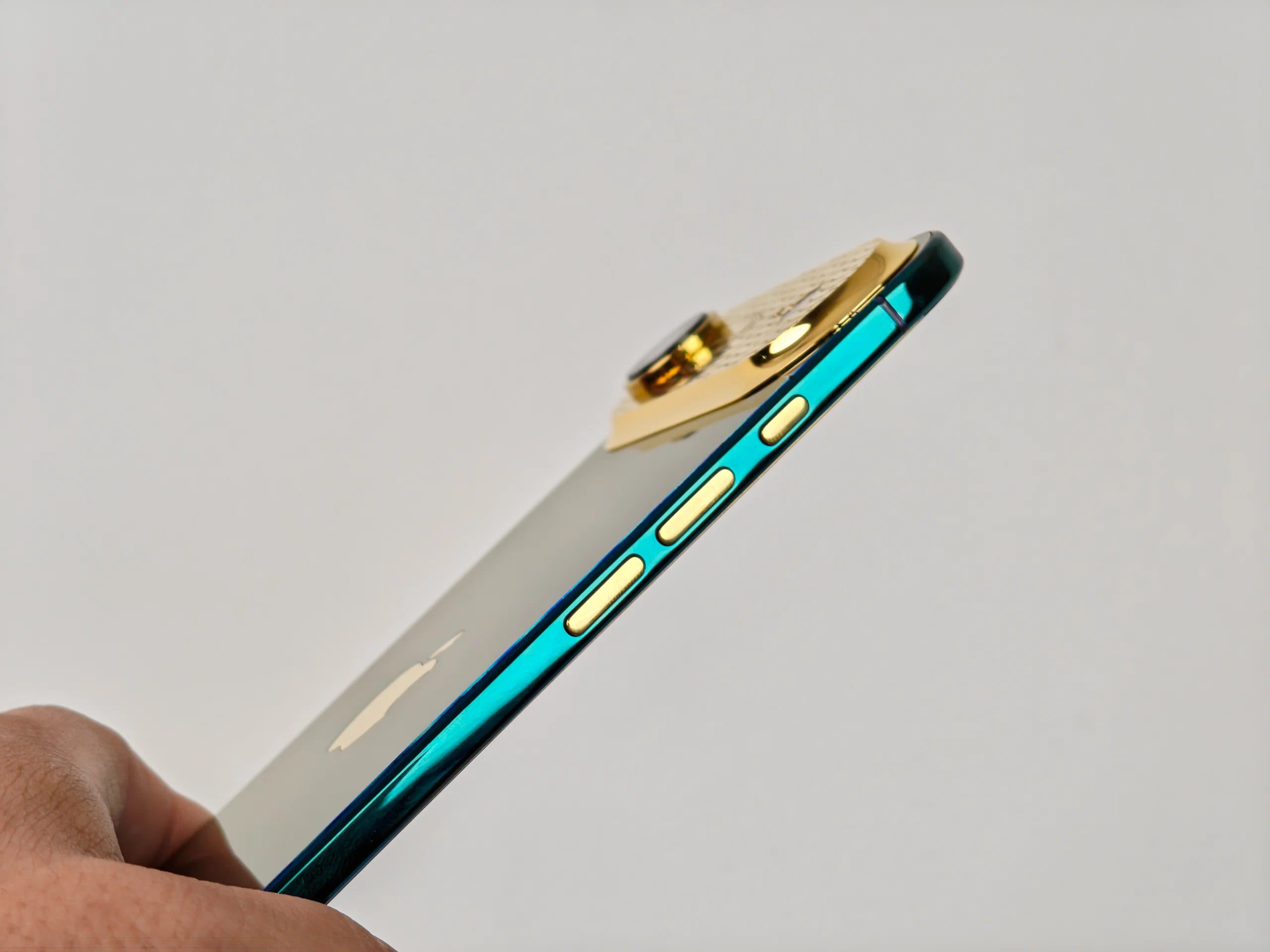 iPhone Air Aurora Emerald: 94 giờ chế tác thủ công tạo nên tuyệt phẩm độc bản thế giới