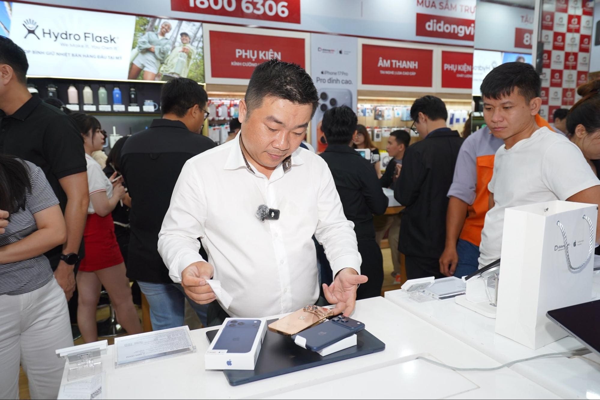 iPhone Air và iPhone 17 Pro Max mạ vàng đầu tiên trên thế giới có giá hàng tỉ đồng iPhone Air và iPhone 17 Pro Max mạ vàng đầu tiên trên thế giới có giá hàng tỉ đồng