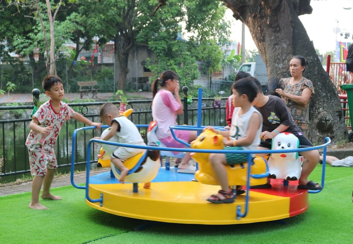 Sân chơi tại thôn Bình Vọng ngập tràn tiếng cười trẻ thơ. Ảnh: Yên Thi.