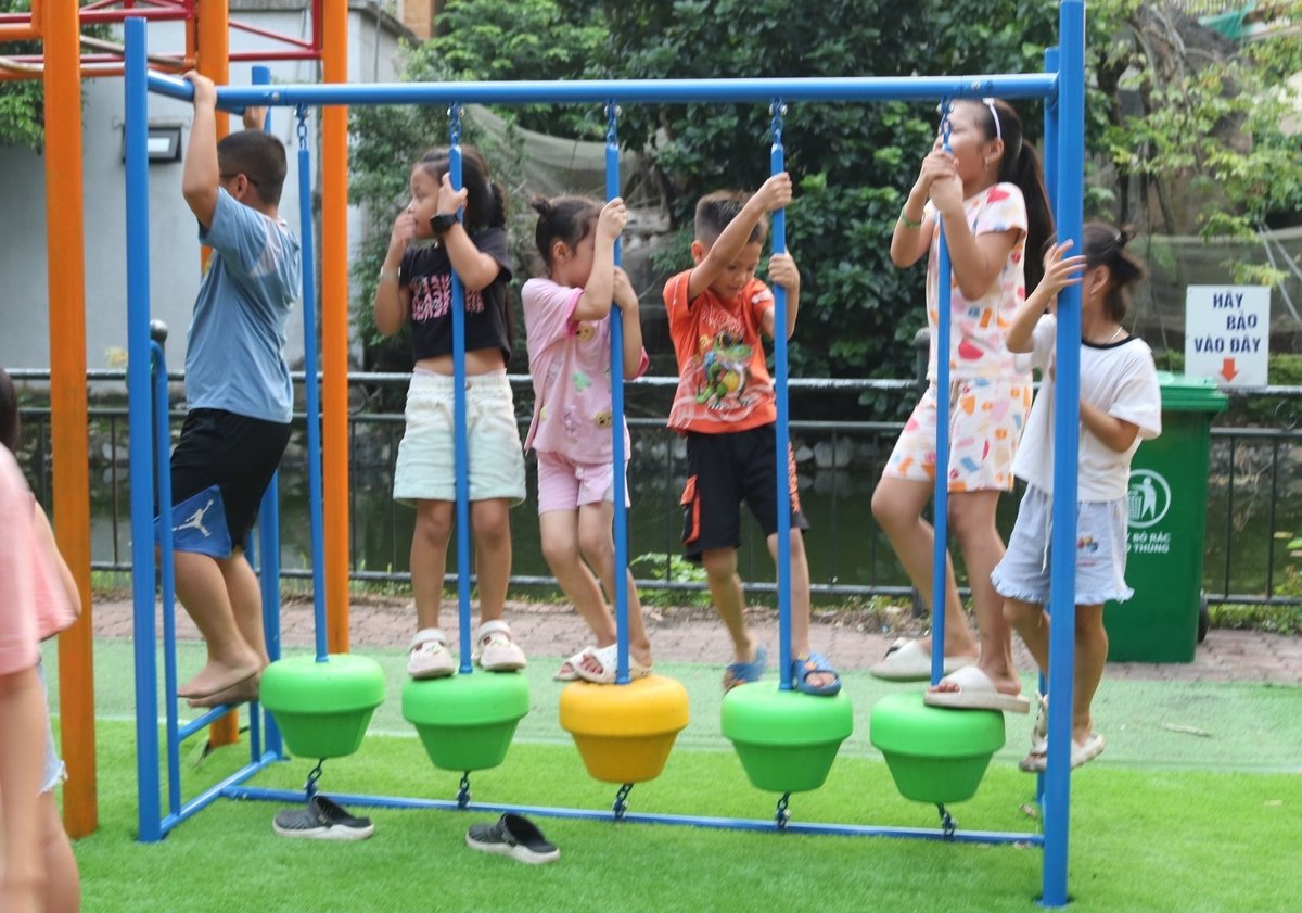 Đối với người dân thôn Bình Vọng, sân chơi là một phần không thể thiếu của đời sống cộng đồng. Ảnh: Yên Thi.