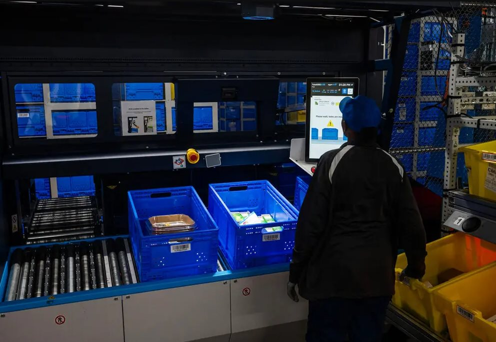 Sốc: Amazon tuyên bố sẽ thay thế 500.000 lao động bằng robot- Ảnh 6. Sốc: Amazon tuyên bố sẽ thay thế 500.000 lao động bằng robot- Ảnh 6.