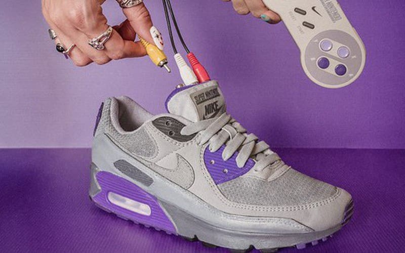 Vậy mà cũng nghĩ ra: Nhà thiết kế Singapore tích hợp máy chơi game Nintendo SNES vào giày Nike, cắm chơi game hay đi trên chân đều được