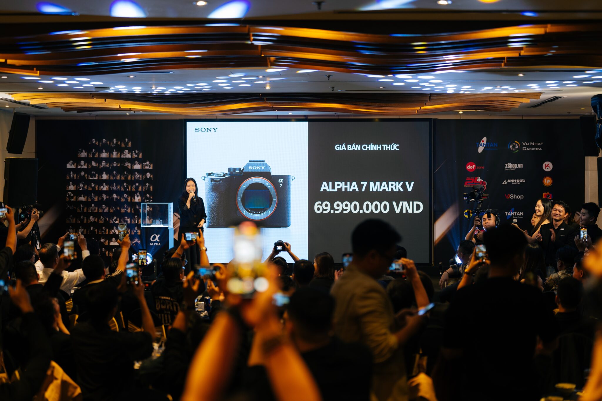 Sony ra mắt máy ảnh Alpha 7 V: Tái định nghĩa chuẩn Hybrid Full-frame – Bứt phá sức mạnh AI và tốc độ cho thế hệ sáng tạo mới Sony ra mắt máy ảnh Alpha 7 V: Tái định nghĩa chuẩn Hybrid Full-frame - Bứt phá sức mạnh AI và tốc độ cho thế hệ sáng tạo mới