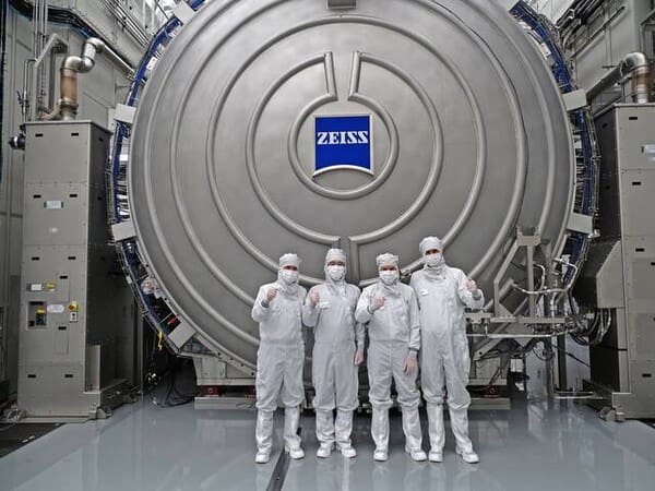 Đã tạo được tia EUV, nhưng tại sao máy quang khắc Trung Quốc vẫn thua ASML, hóa ra vì thiếu bộ phận này