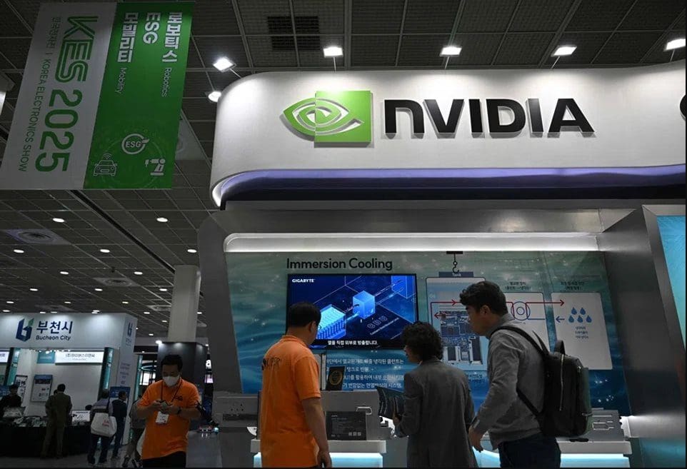 Tại sao Trung Quốc dè dặt với chip H200 của Nvidia dù được nới lỏng hạn chế? Tại sao Trung Quốc dè dặt với chip H200 của Nvidia dù được nới lỏng hạn chế?