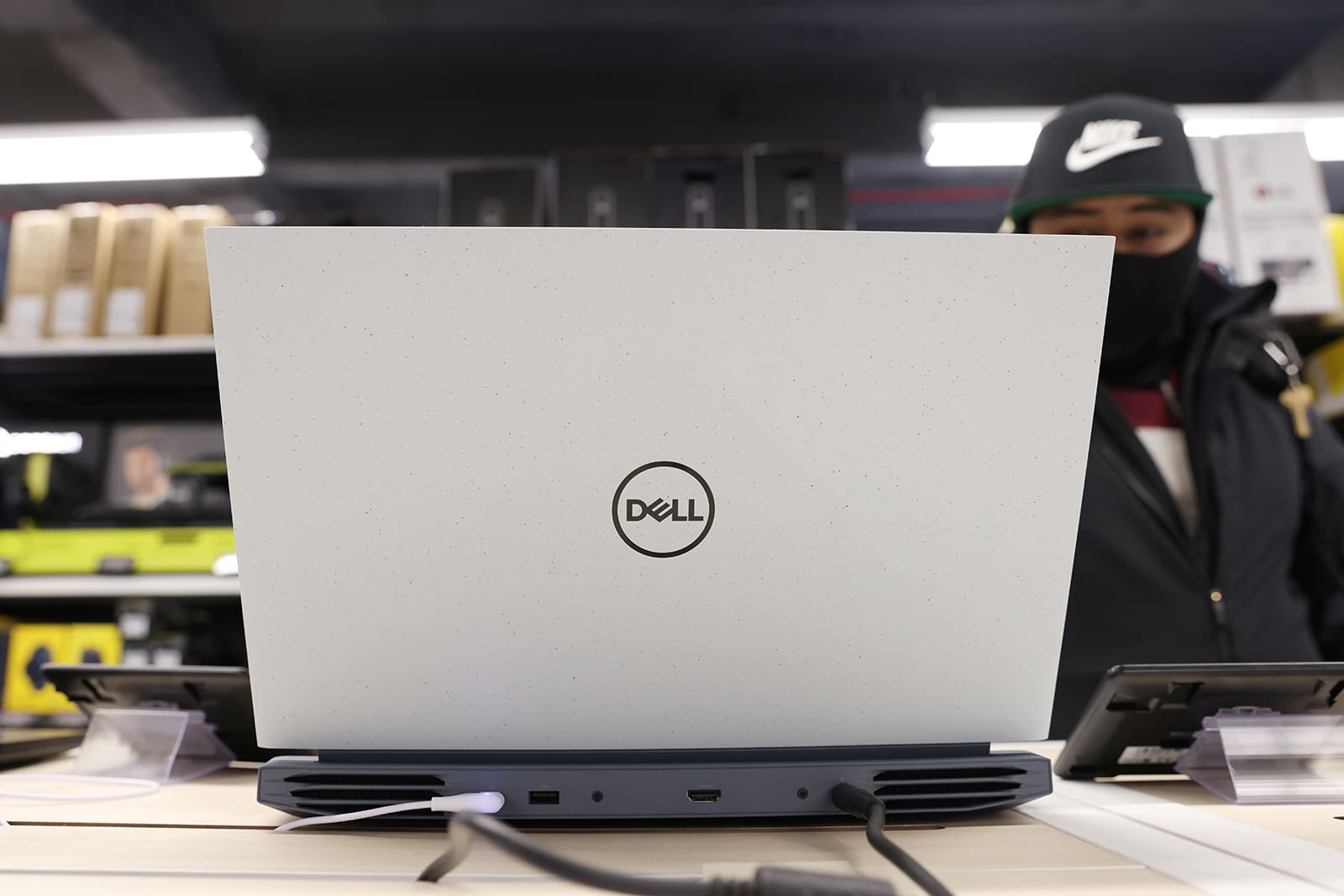 Dell thừa nhận điều nhiều hãng né tránh: PC AI chưa đủ thuyết phục Dell thừa nhận điều nhiều hãng né tránh: PC AI chưa đủ thuyết phục