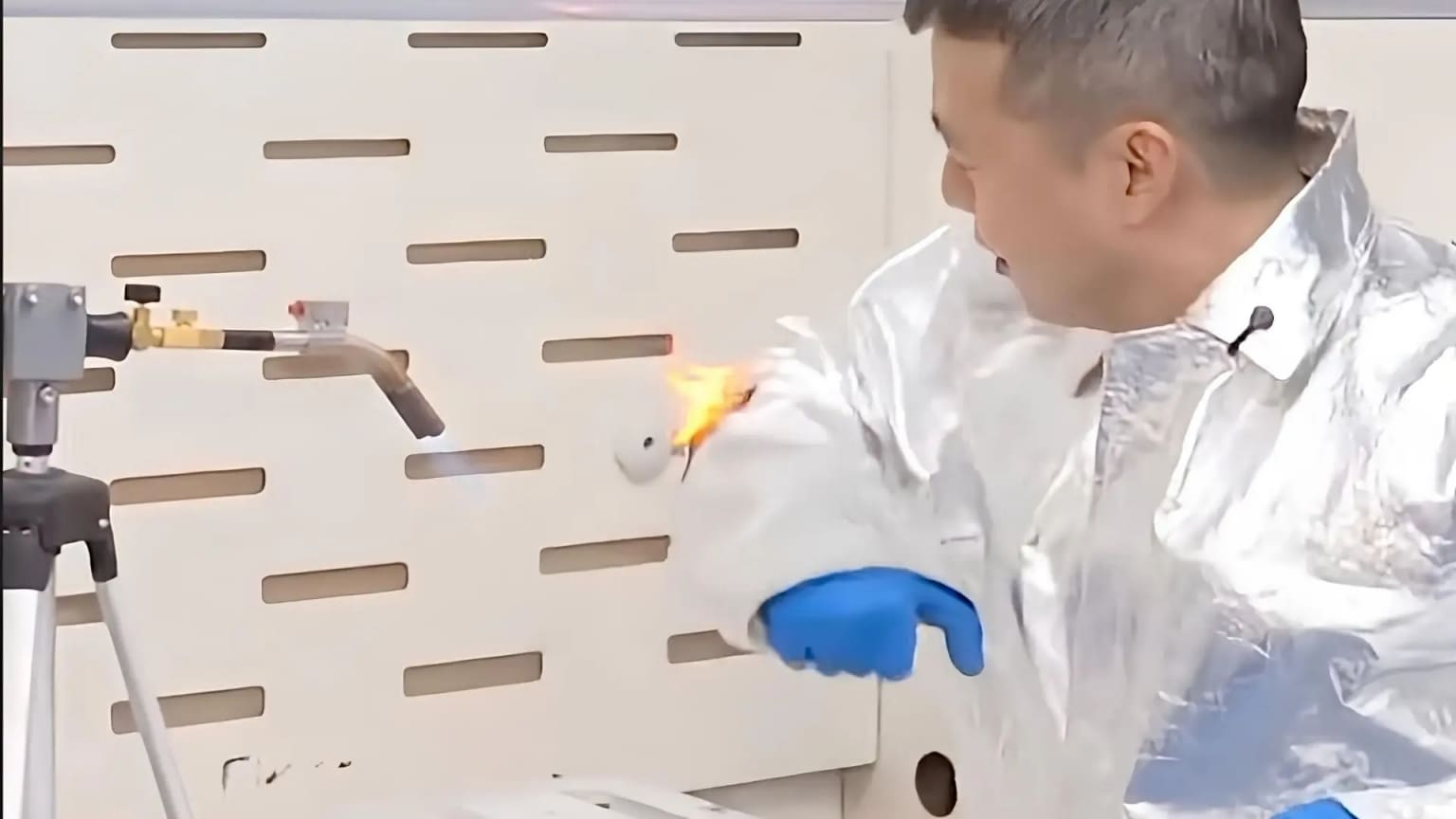 Vật liệu ‘không thể cháy’, chịu nhiệt vượt 1.500 độ C, giúp lính cứu hỏa sống sót trong biển lửa Vật liệu 'không thể cháy', chịu nhiệt vượt 1.500 độ C, giúp lính cứu hỏa sống sót trong biển lửa