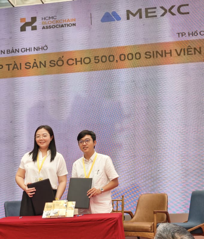 Ra mắt sách Cẩm nang ứng dụng Công nghệ Blockchain Ra mắt sách Cẩm nang ứng dụng Công nghệ Blockchain