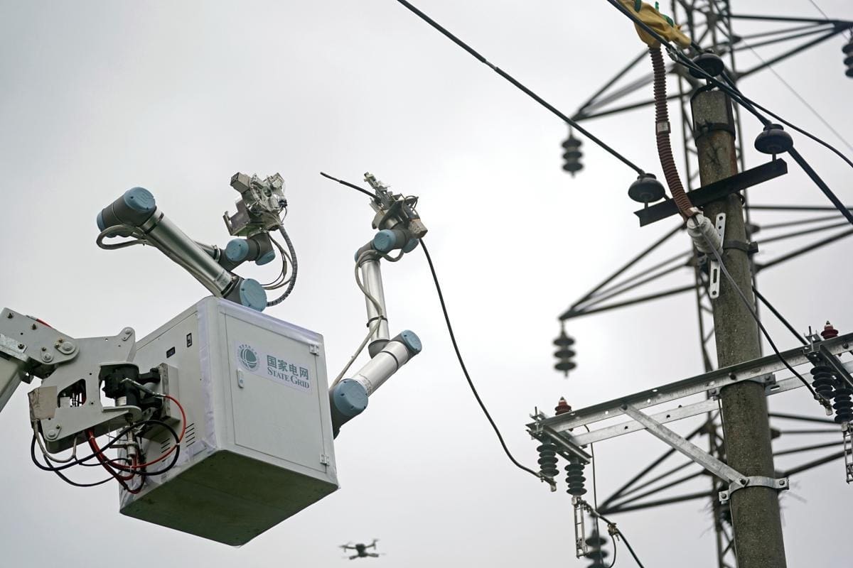 Tử thần “chào thua” đường dây 10 kV: Robot Trung Quốc lần đầu thay thế con người sửa điện trực tiếp! Tử thần "chào thua" đường dây 10 kV: Robot Trung Quốc lần đầu thay thế con người sửa điện trực tiếp!