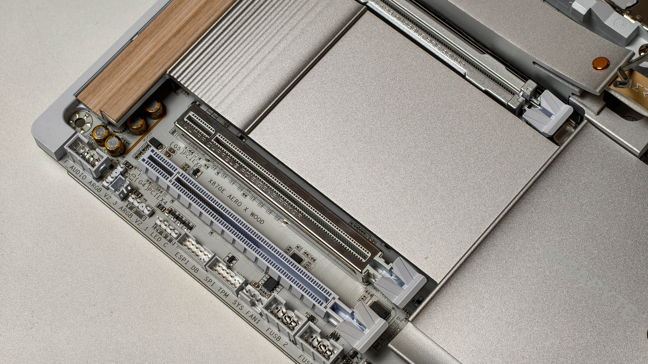 Gigabyte-X870E-AERO-X3D-WOOD-(8-of-17).jpg