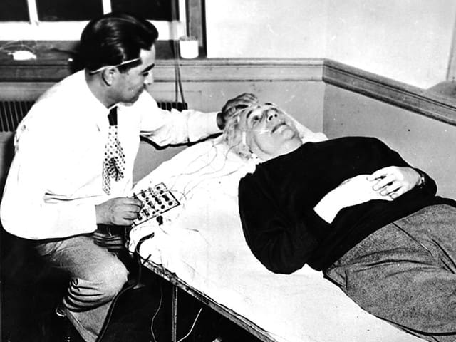 Albert Einstein trước khi qua đời đã đưa ra một lời cảnh báo đáng sợ: Thời gian thực ra không hề tồn tại, và toàn bộ nhân loại chỉ đang rơi về phía tư