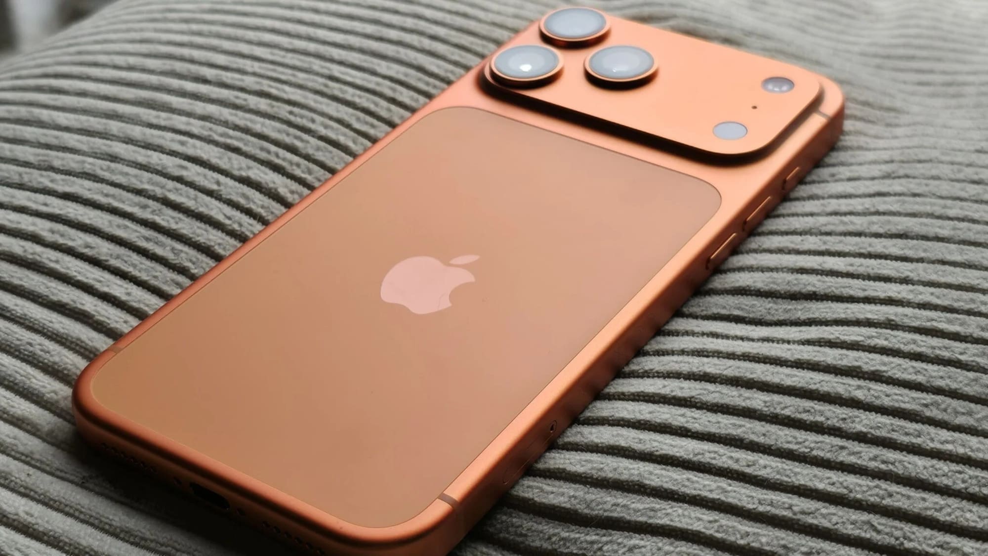 Người dùng phản ánh các dòng iPhone mới nhất gặp lỗi lạ, cạn pin là không thể bật lại được