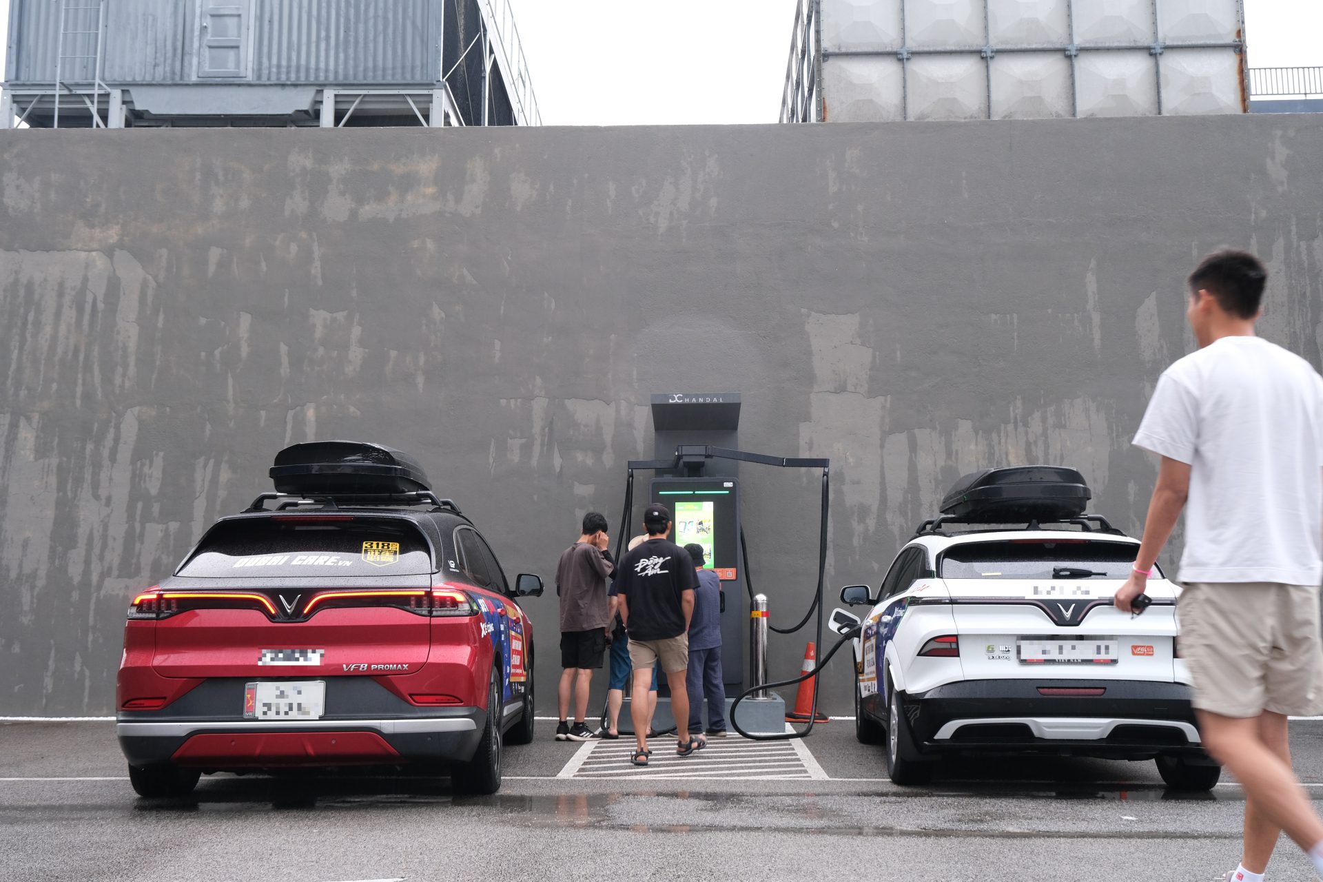 Sạc điện đắt hơn đổ xăng: Tại sao xe điện thất bại ở Malaysia nhưng thắng ở Việt Nam?