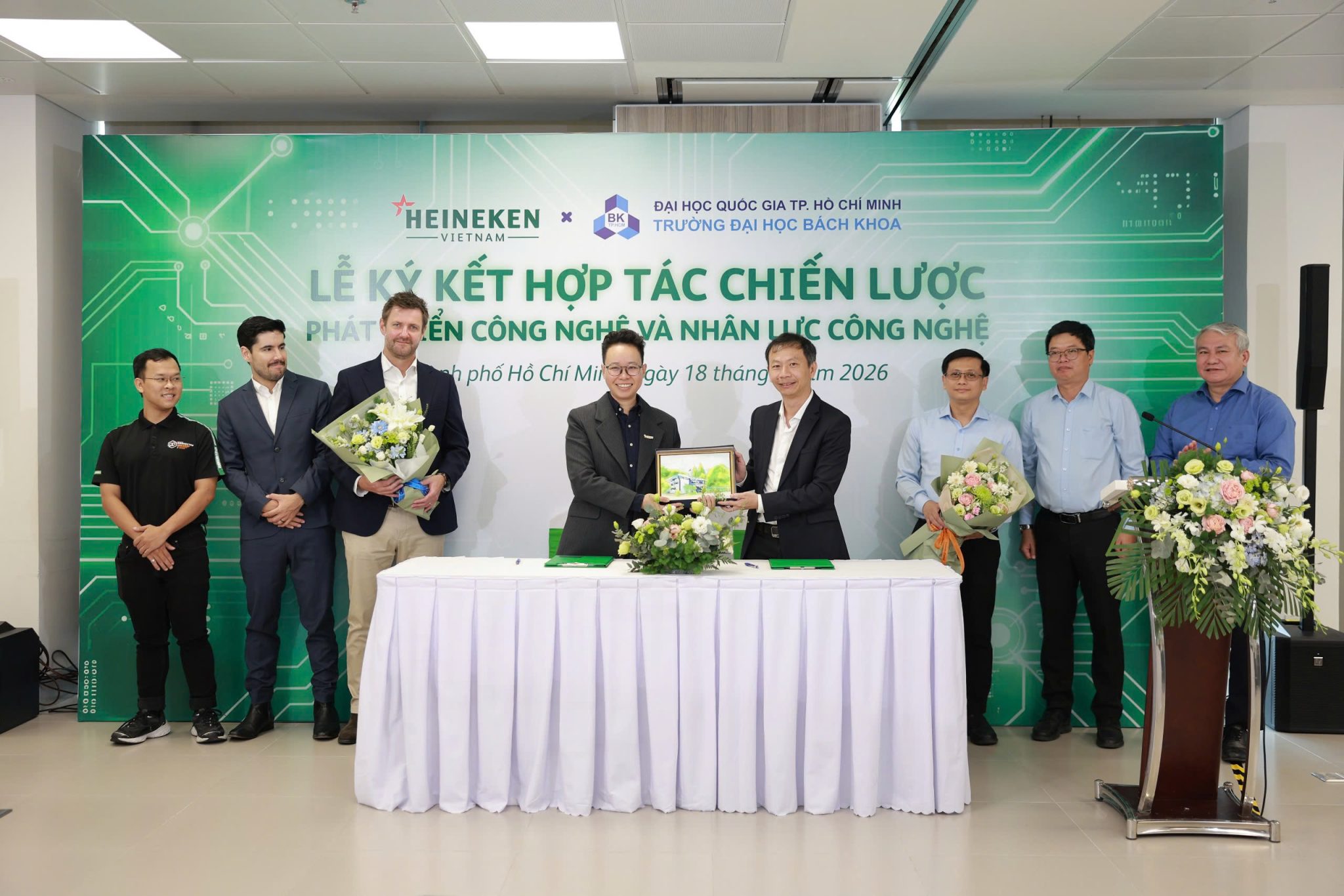 HEINEKEN Việt Nam và Trường Đại học Bách Khoa TP.HCM ký kết hợp tác chiến lược thúc đẩy phát triển ứng dụng công nghệ và nguồn nhân lực công nghệ HEINEKEN Việt Nam và Trường Đại học Bách Khoa TP.HCM ký kết hợp tác chiến lược thúc đẩy phát triển ứng dụng công nghệ và nguồn nhân lực công nghệ