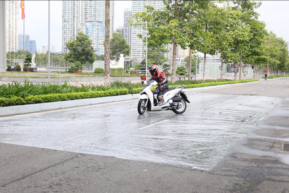 Nghiên cứu mới tại Việt Nam về tiềm năng của hệ thống chống bó cứng phanh (ABS) trong nâng cao an toàn giao thông cho người đi xe mô tô Nghiên cứu mới tại Việt Nam về tiềm năng của hệ thống chống bó cứng phanh (ABS) trong nâng cao an toàn giao thông cho người đi xe mô tô