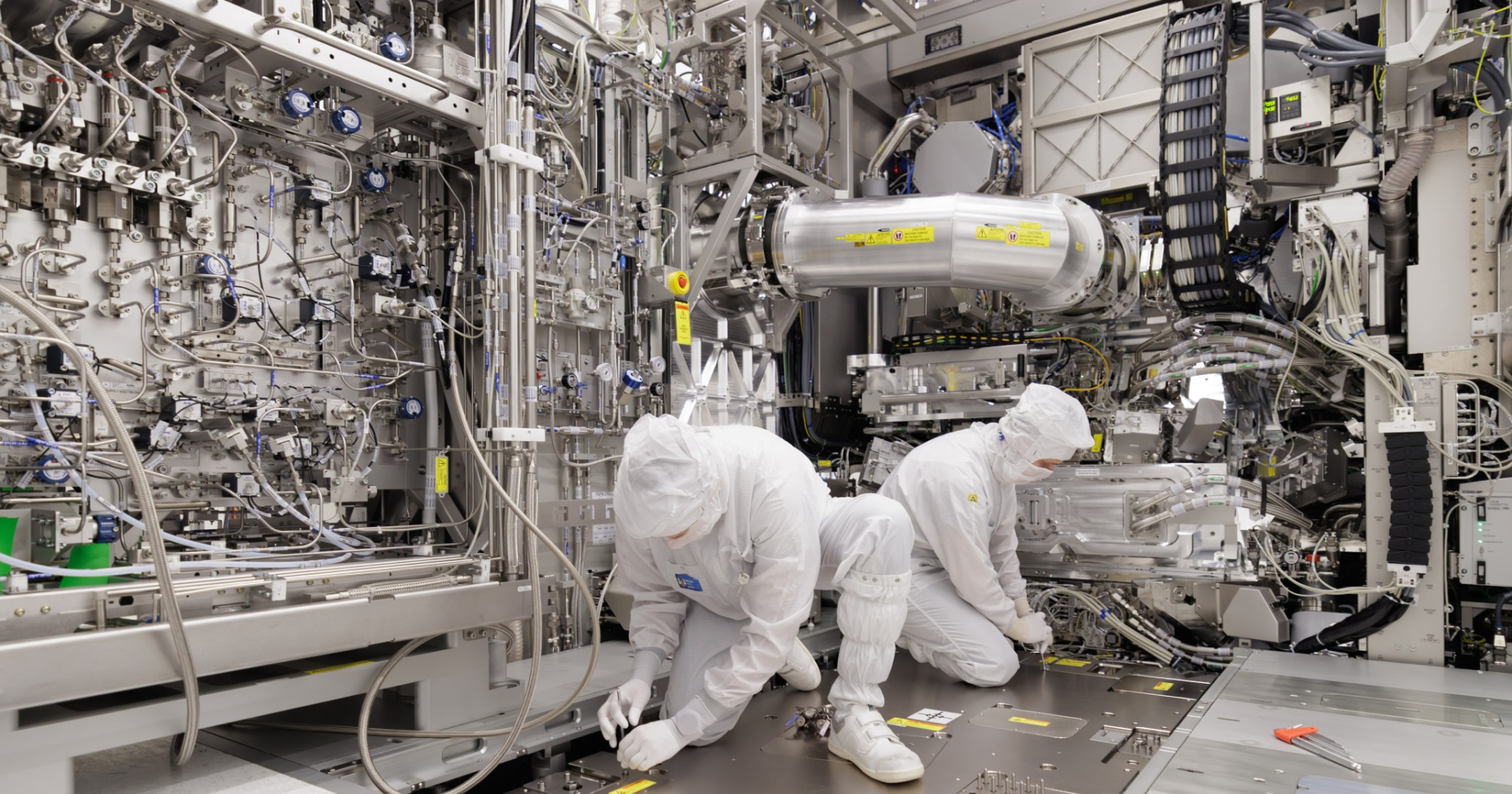 men-working-on-twinscan-euv-machine-103136-1785212237722-1785212237957169292854.jpeg