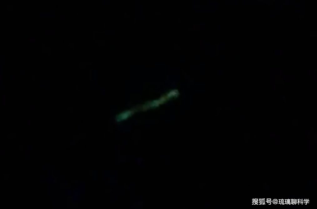 Dải ánh sáng xanh kỳ lạ xuất hiện trên bầu trời châu Âu và sự thật phía sau nghi vấn UFO